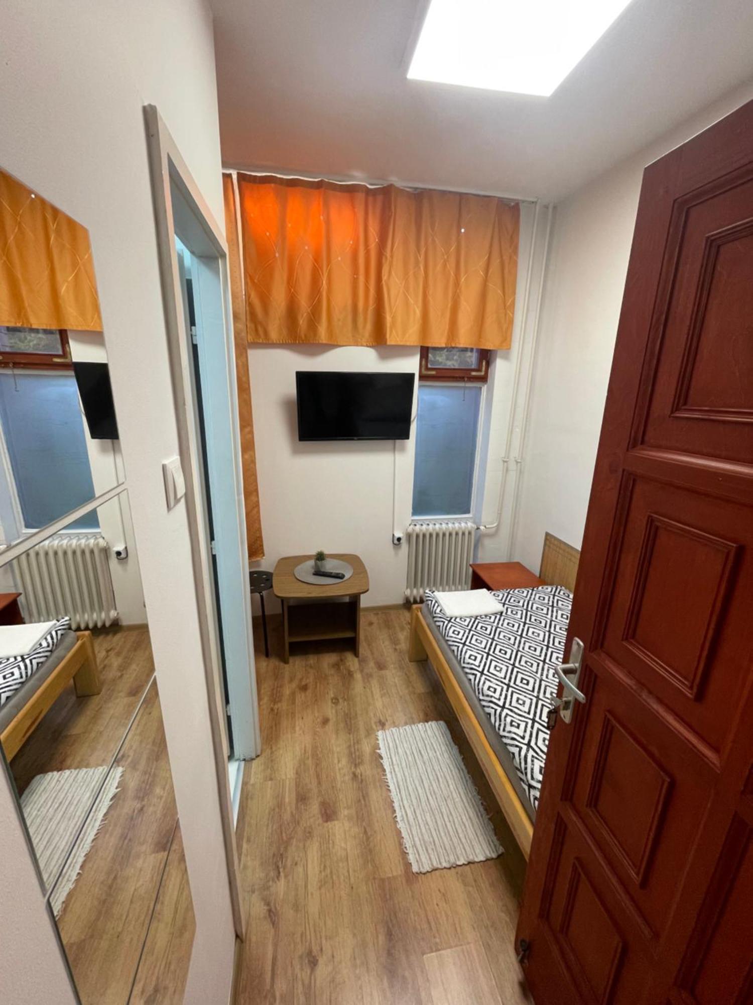 Alom Vendeghaz Hotel Dunaujvaros Exterior photo